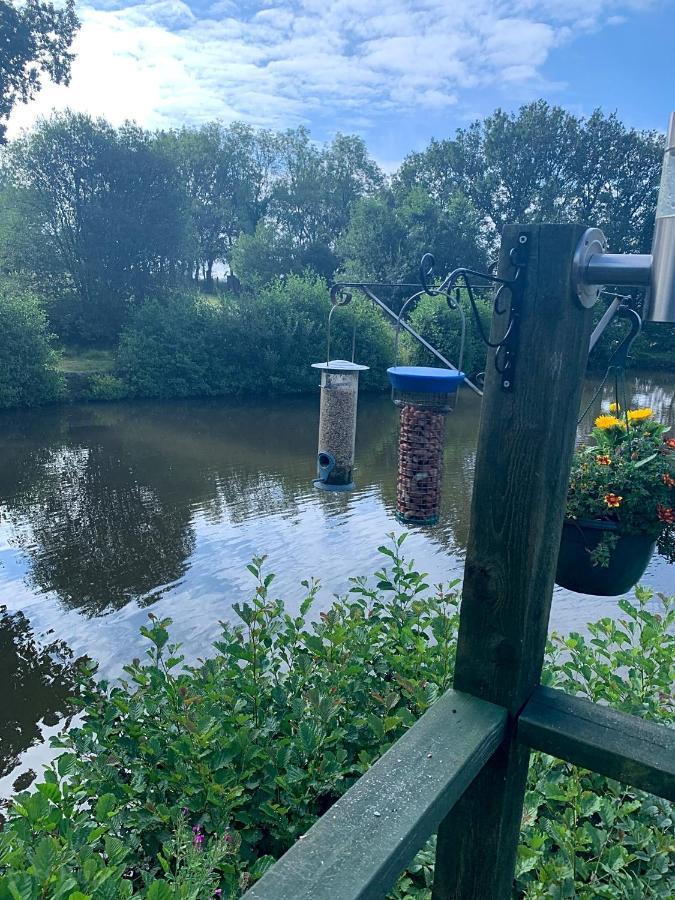 Snug & Secluded Lakeside Shepherds Hut 'Carp' Uckfield Exterior foto