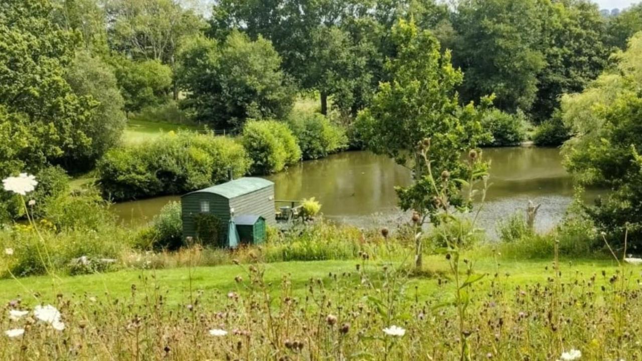 Snug & Secluded Lakeside Shepherds Hut 'Carp' Uckfield Exterior foto