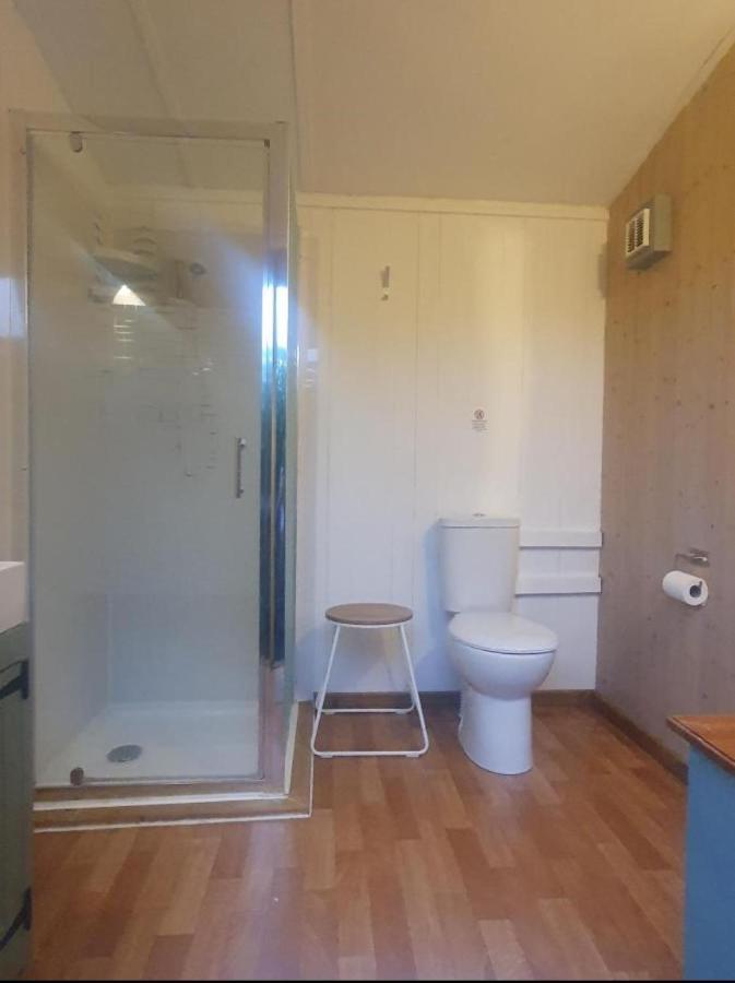 Snug & Secluded Lakeside Shepherds Hut 'Carp' Uckfield Exterior foto