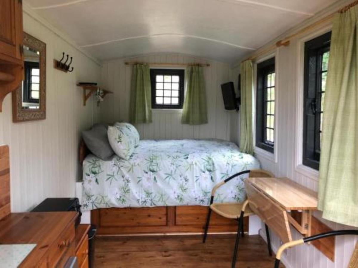 Snug & Secluded Lakeside Shepherds Hut 'Carp' Uckfield Exterior foto