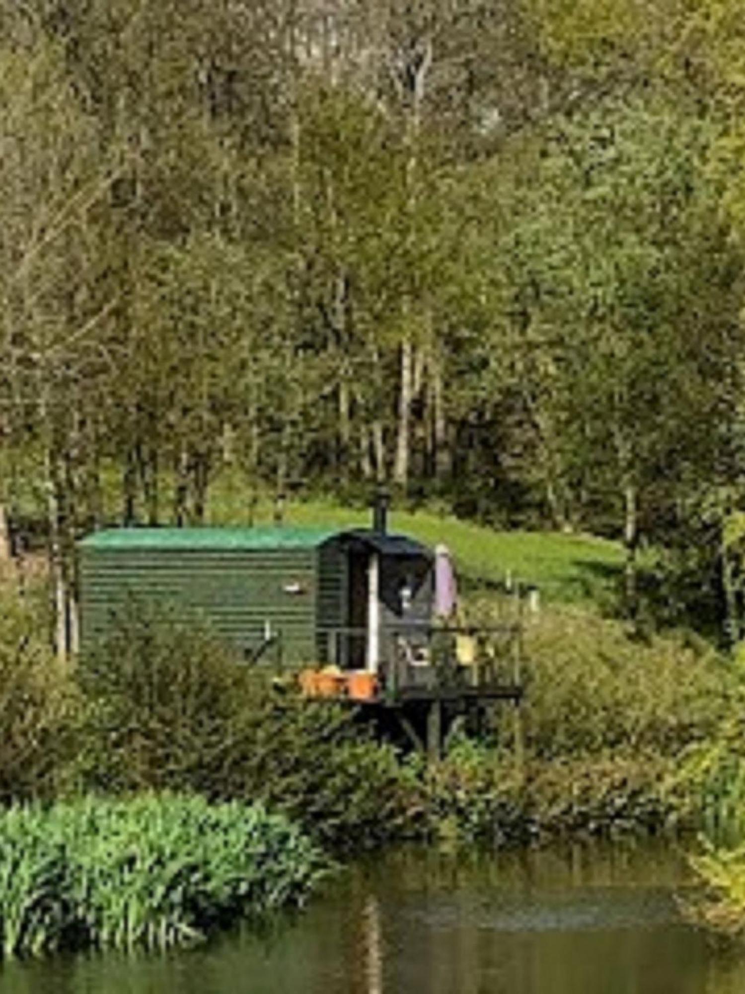 Snug & Secluded Lakeside Shepherds Hut 'Carp' Uckfield Exterior foto