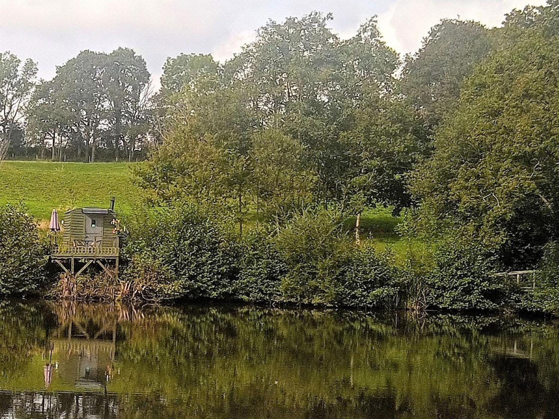 Snug & Secluded Lakeside Shepherds Hut 'Carp' Uckfield Exterior foto